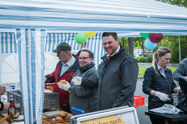 Team-Tegut sponsert das Essen und grillt auch noch!